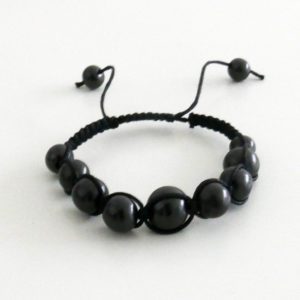 – Shungite is een kalmerende steen, het absorbeert negatieve invloeden en electromagnetische straling. – De krachtige invloed van Shungite op de gezondheid is fascinerend. – Deze Shungite armband harmoniseert en balanceert de energieën in het lichaam werkt fantastisch bij stress en depressiviteit. De armband is gemaakt van premium Quality Shungite kralen en heeft een knoopsluiting en past daardoor altijd. Zeer geschikt voor de kleinere pols. Wij verkopen uitsluitend premium quality!